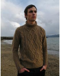 Вязанный спицами мужской свитер