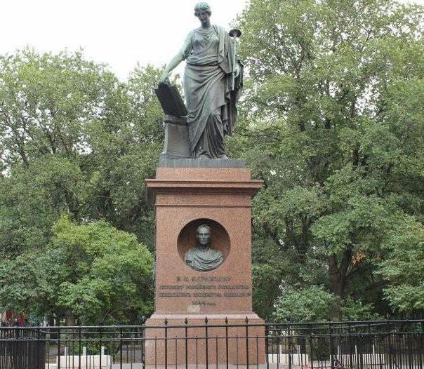 памятник карамзину в ульяновске 