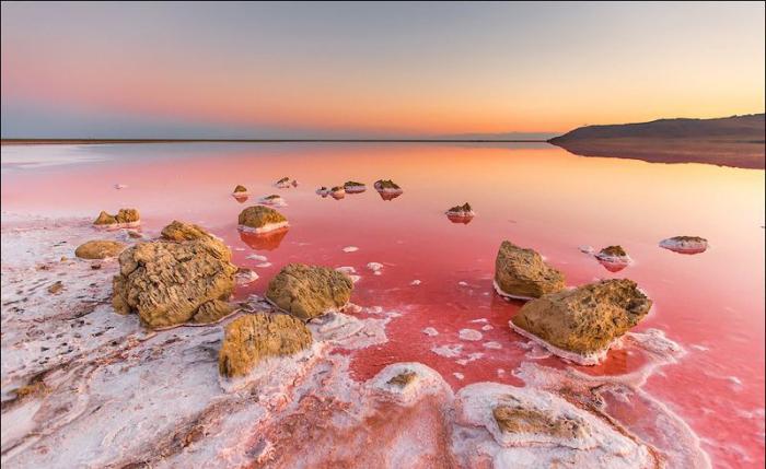 where is the pink lake in crimea