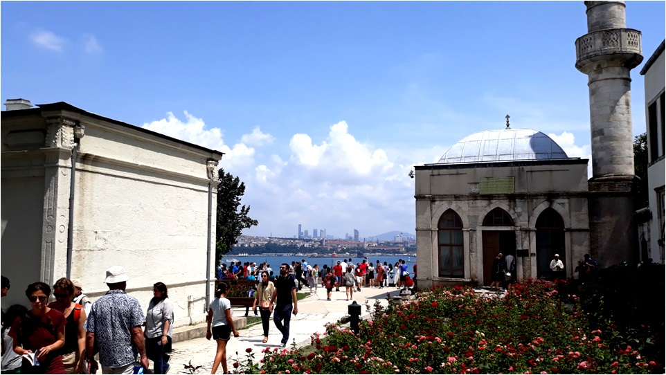 Вид на современный Стамбул из двора Топкапы