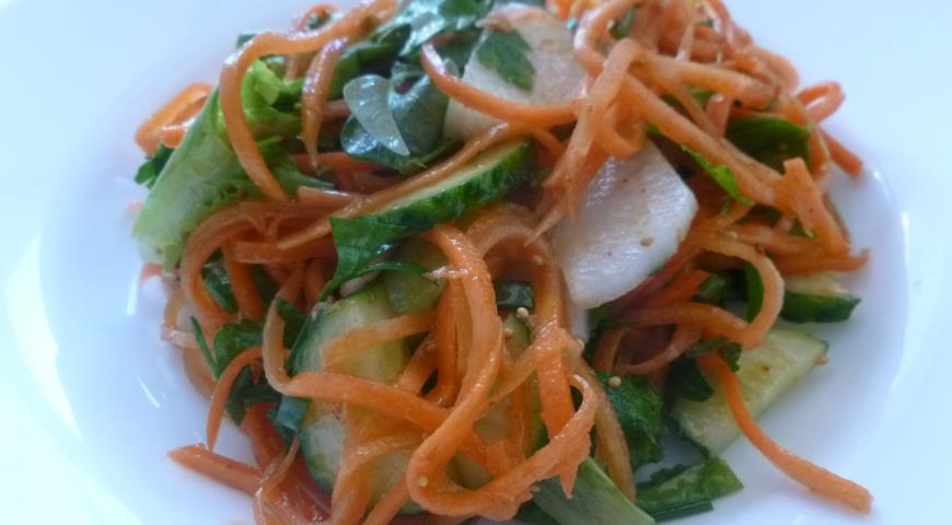 салат с корейской морковью, огурцом и редькой