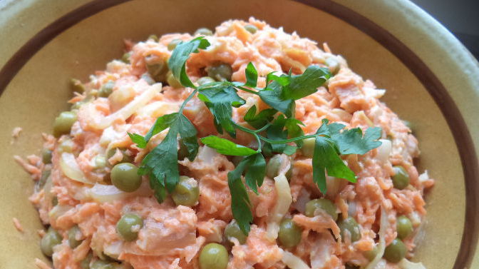 салат с куриной грудкой и зеленым горохом