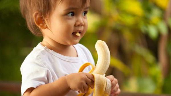 Банан и стул ребенка