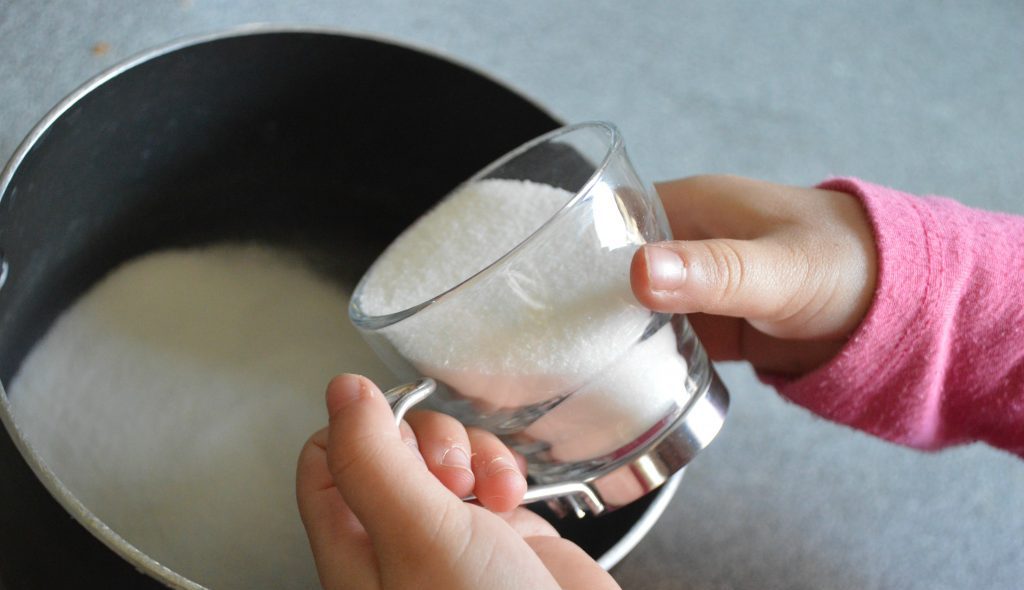 Кристаллы сахара на глазури. Сахар на стакане как сделать. Съедобные Кристаллы. Как выращивать сахарные Кристаллы для торта. Домашний сахар на воде рецепт