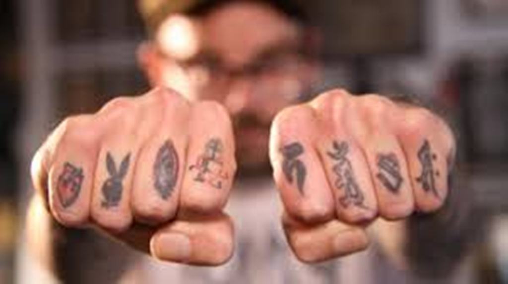 значение тюремных татуировок на пальцах