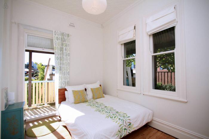 дизайн маленькой спальни с балконом 