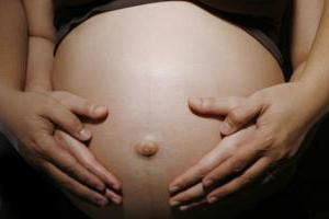 Почему торчит пупок у беременных