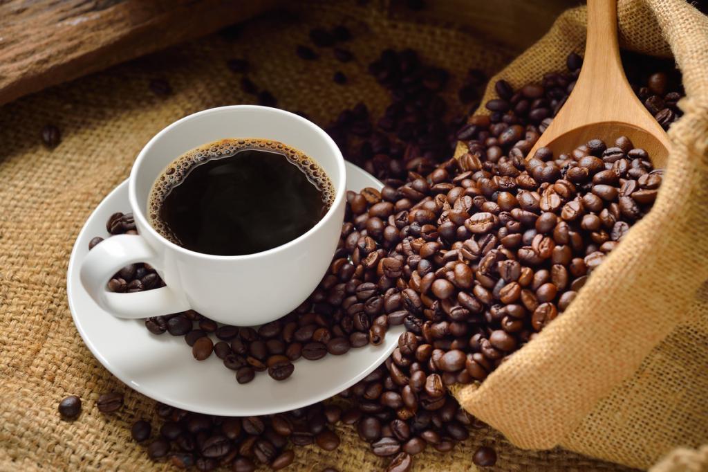 зерна черного кофе