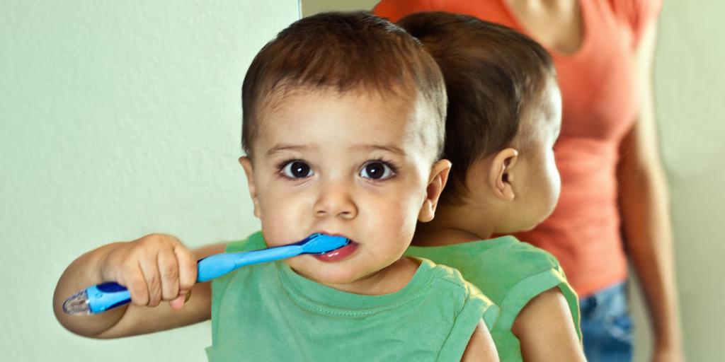 малыш чистит зубы
