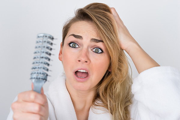 Сильно выпадают волосы у женщин, что делать?