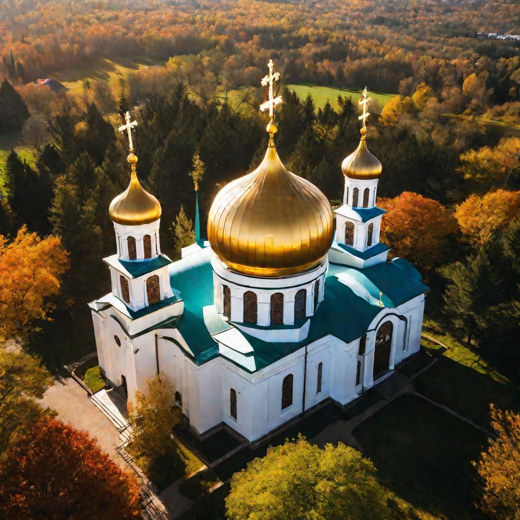 Православный храм с золотыми куполами на фоне голубого неба