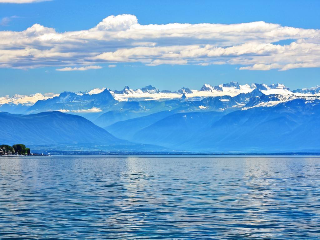 Вид на Женевское озеро и Альпы на горизонте