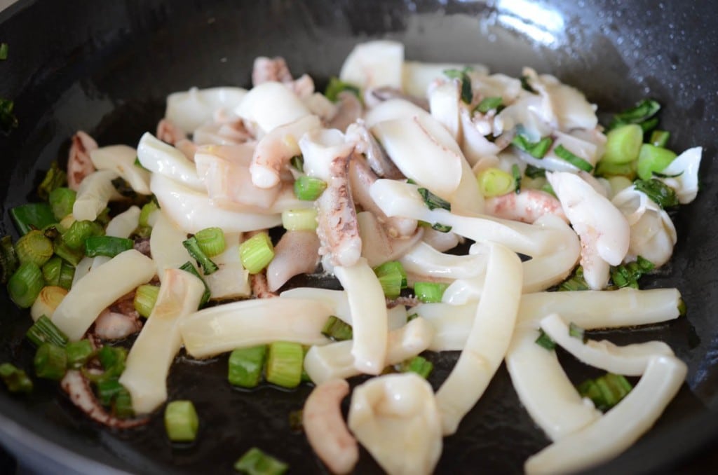 Простой рецепт кальмаров на сковороде. Блюда с кальмаром бланшированным. Кальмары с луком. Картофель с кальмарами на сковороде. Кальмары рецепты приготовления самый вкусный.