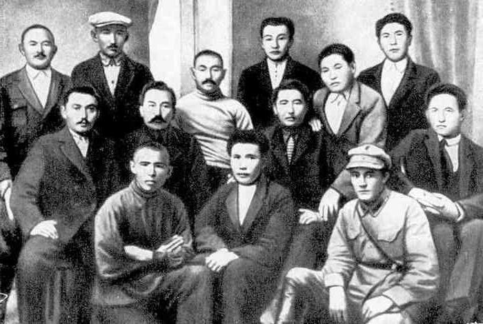 установление советской власти в казахстане мирным путем 