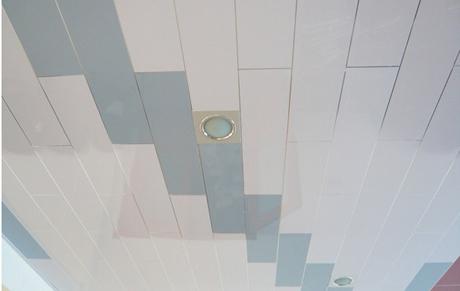 потолок из пластиковых панелей в ванной комнате своими руками