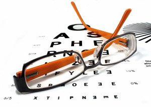 когда были изобретены очки для коррекции зрения 