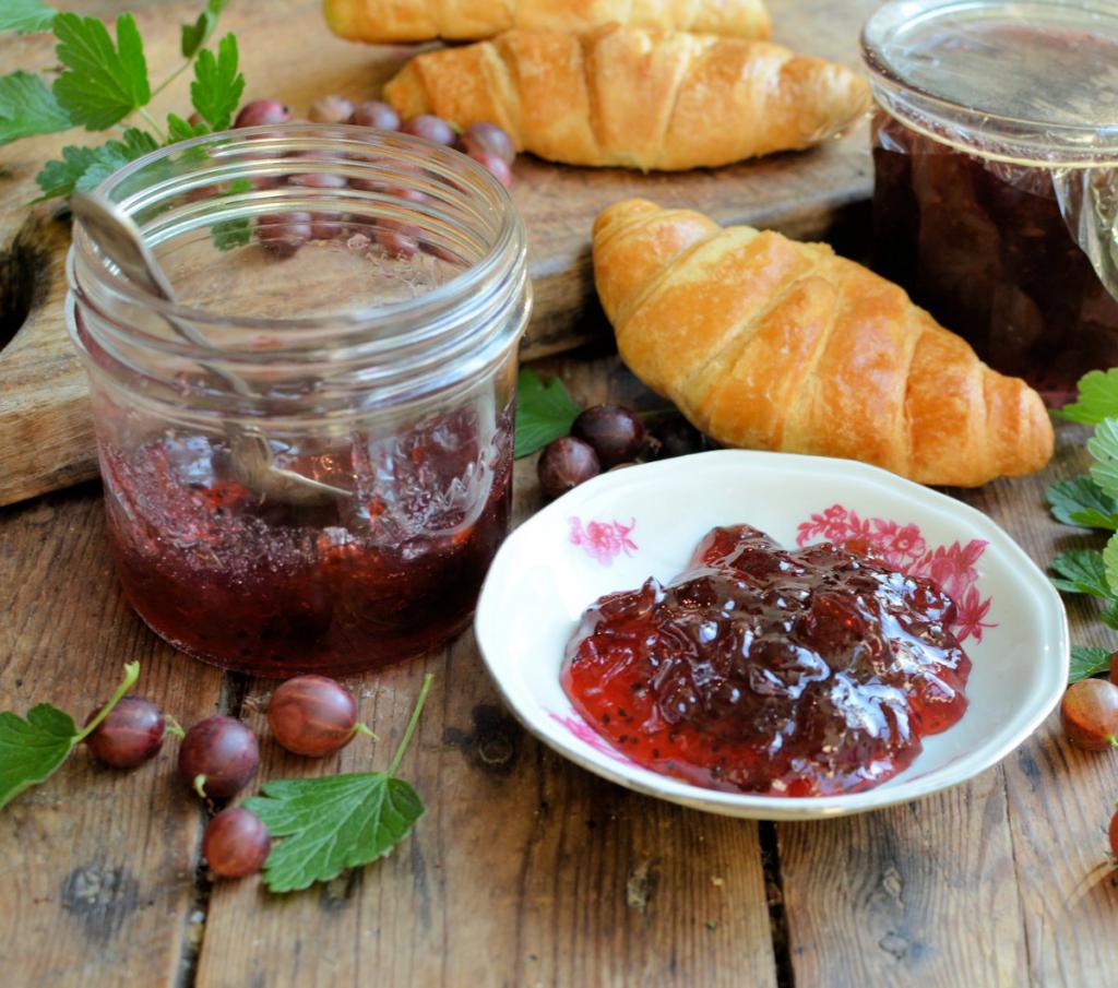 Gooseberry jam with raspberries