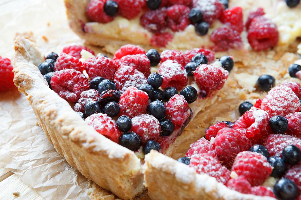 Пирог на кефире с ягодами замороженными рецепт с фото пошагово в