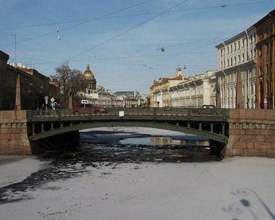 bridge of kisses in St. Petersburg