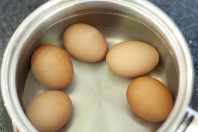 how many minutes to cook hard-boiled eggs after boiling