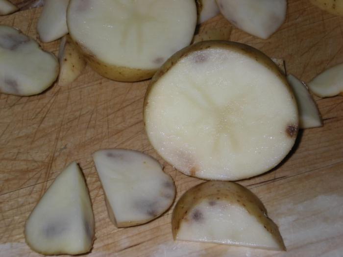 почему вареный картофель чернеет