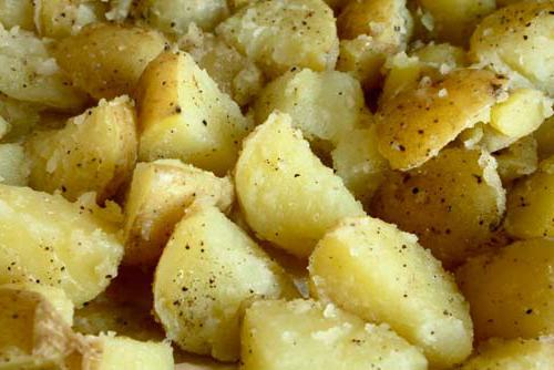 почему чернеет отварной картофель 