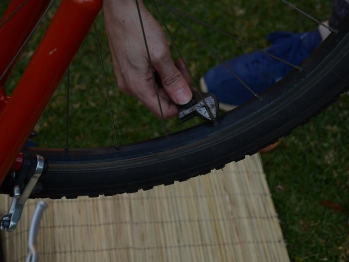 how to fix eights on bicycle wheels