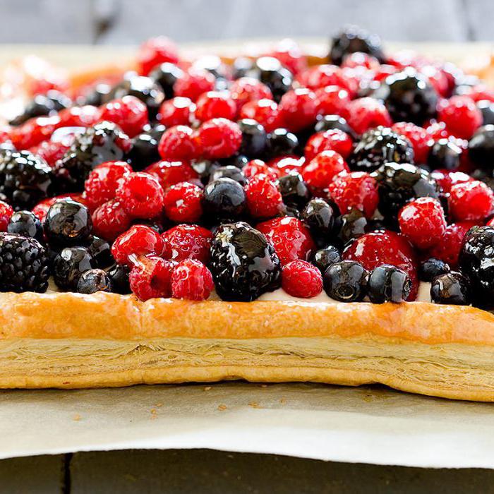 пирог с ягодами из слоеного бездрожжевого теста