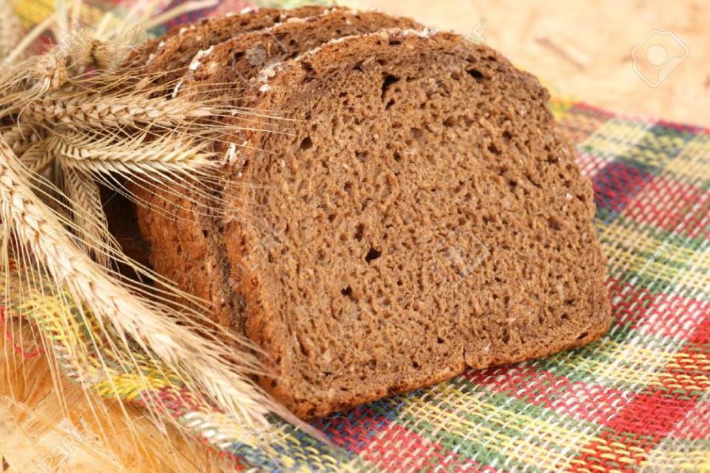 бородинский хлеб на столе