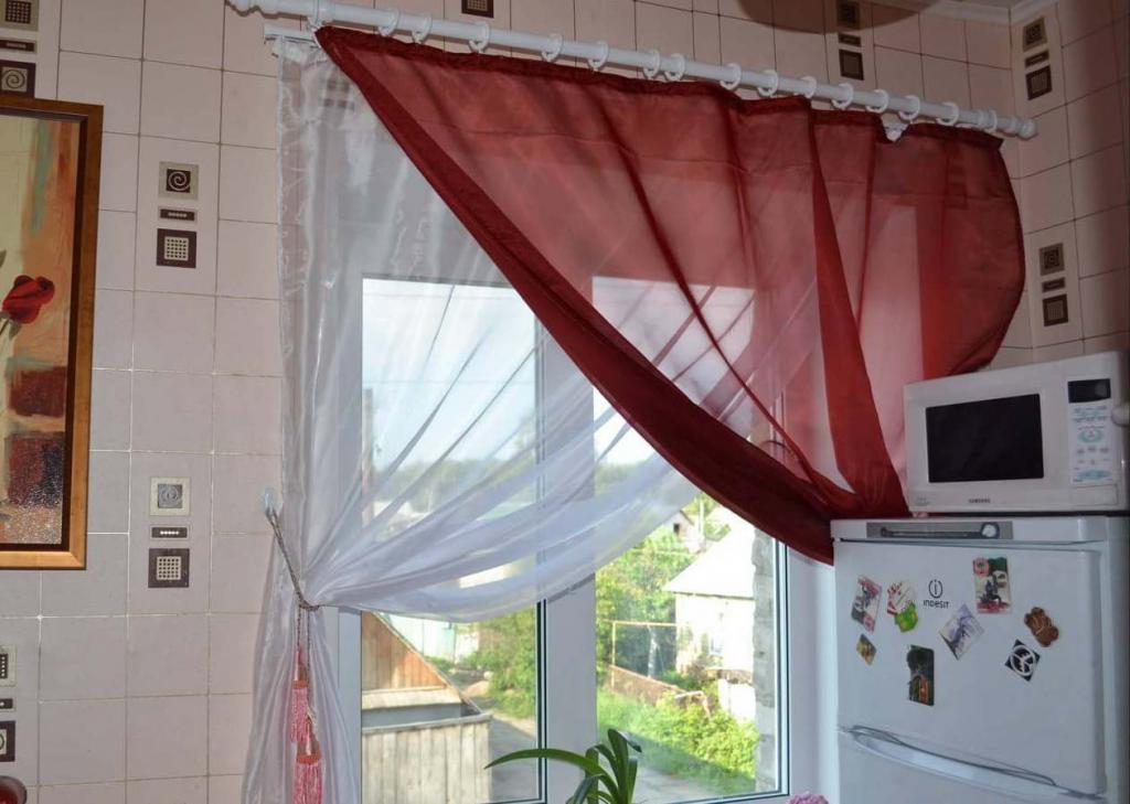 Прозрачные занавески на кухне