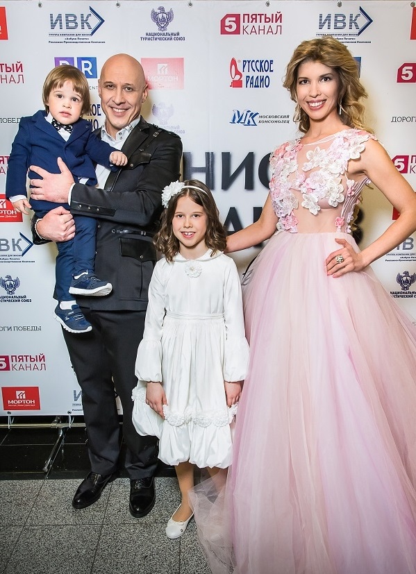 Денис Майданов с семьей