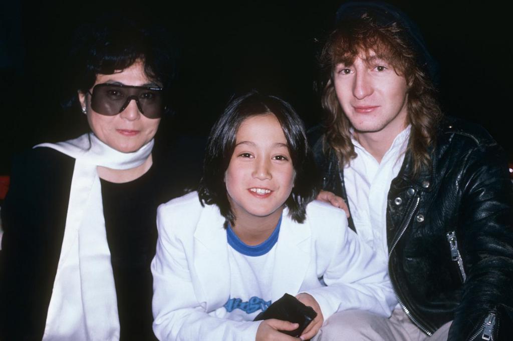 Шон Леннон с матерью и братом Джулианом