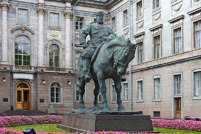 Памятник Александру 3 в Петербурге у Мраморного дворца