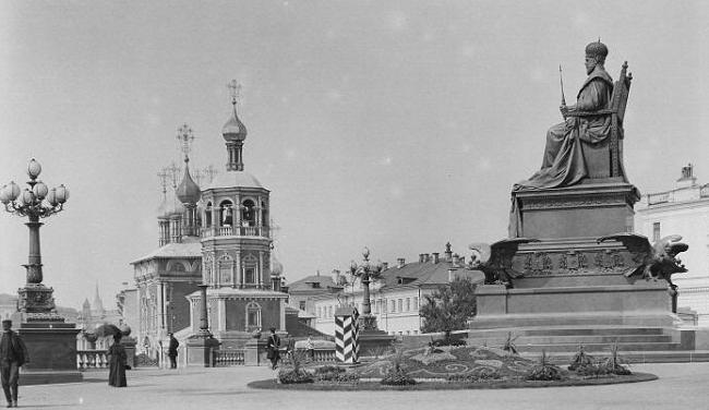 Monument to Alexander 3 in Moscow