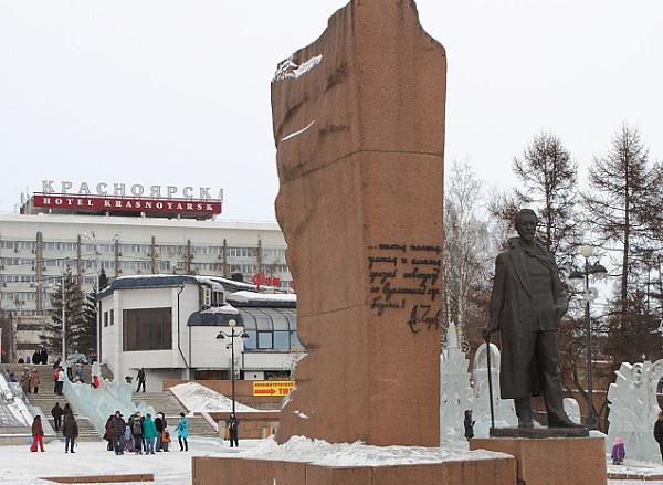 Памятник Чехову в Красноярске