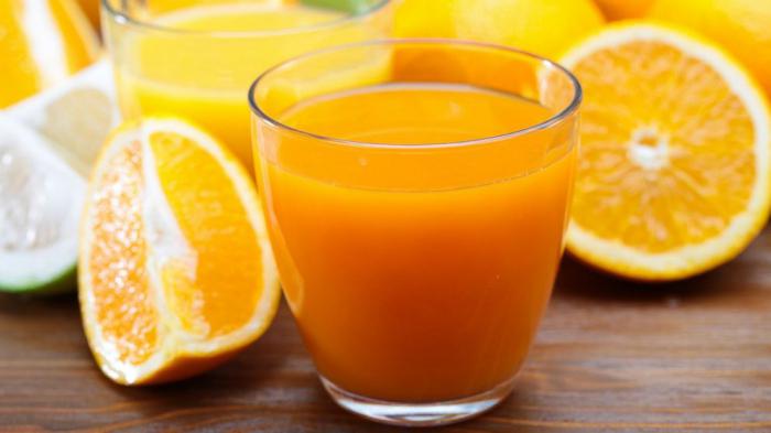 Апельсиновый сок на белом фоне