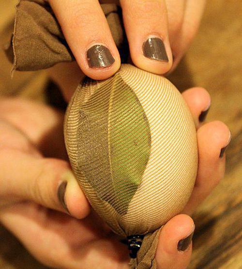 painting eggs with green and onion husks