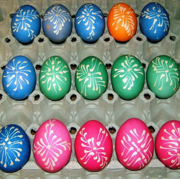 way to paint eggs with green