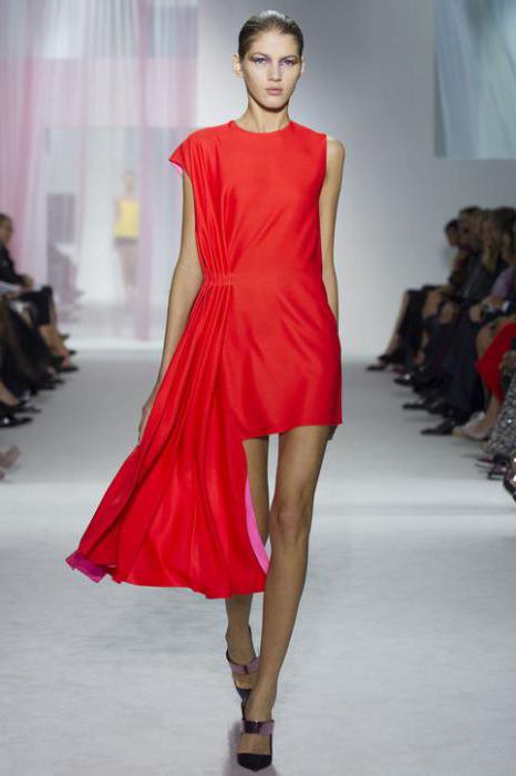 красное платье с какими колготками соединять