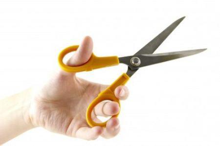 how to hold the scissors to the hairdresser