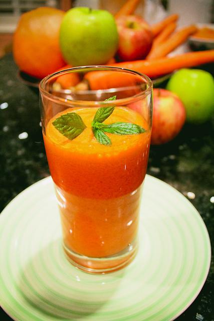 Яблочно морковный сок свежевыжатый