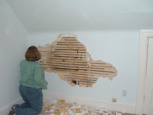 Как выровнять стены в квартире под обои