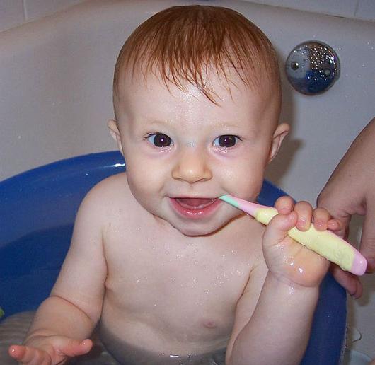 когда ребенку пора уже чистить зубки