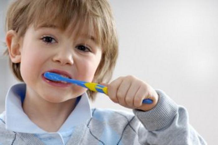 когда лучше начинать чистить зубы ребенку