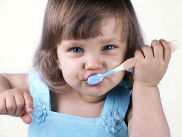 когда начинать чистить ребенку зубы и как его к этому приучить