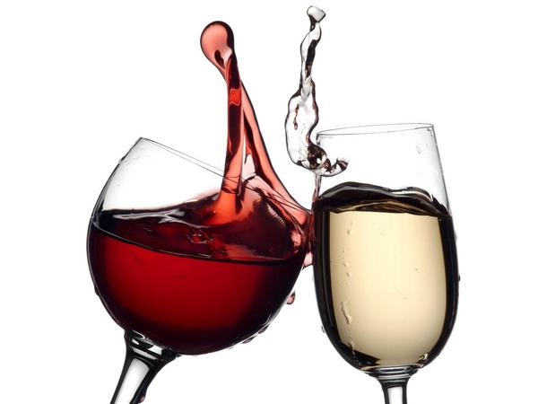 Как отмыть белые обои от красного вина