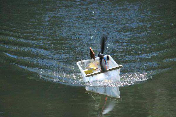 радиоуправляемый катер для рыбалки