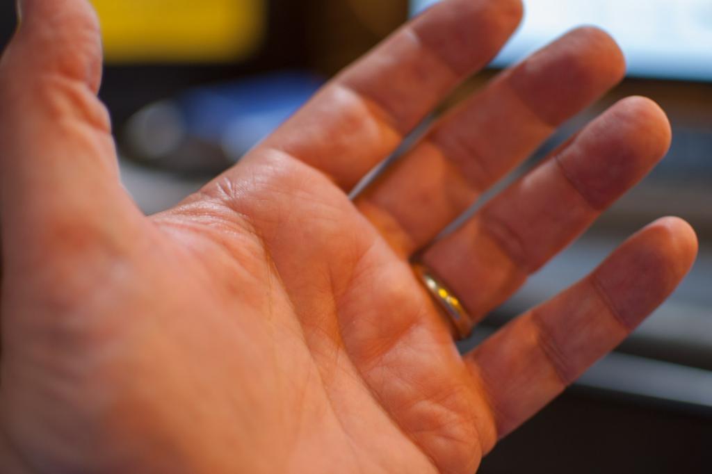 Немеет кончик пальца на правой руке: причины и методы лечения