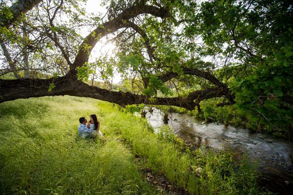 Poses photo session of pregnant women in nature