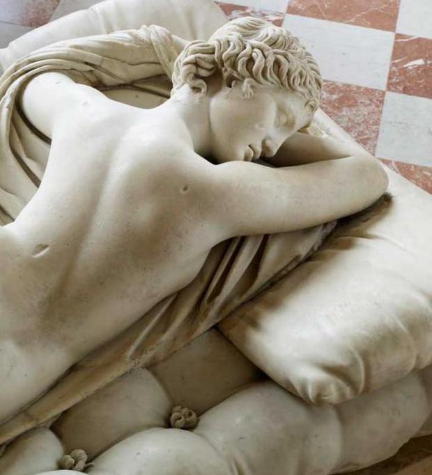 скульптура спящей женщины